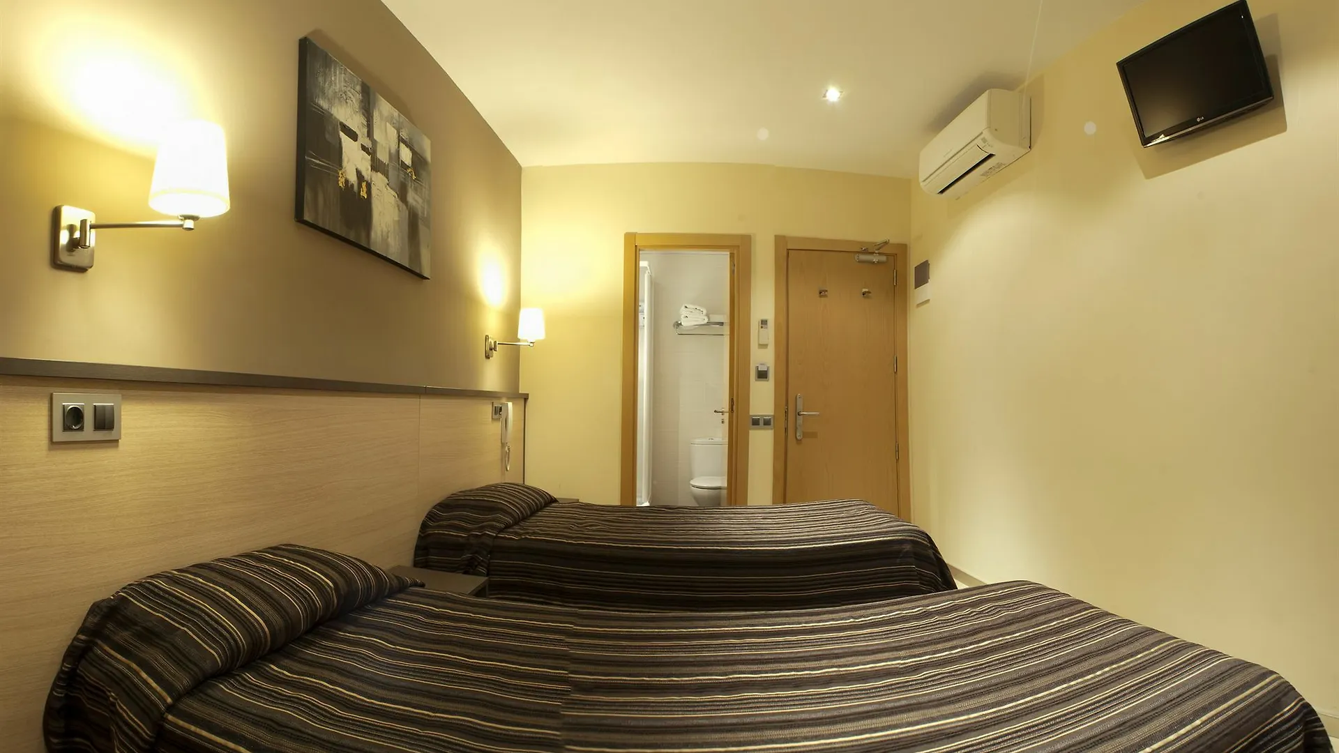 Hostal Las Flores Ramblas Barcelona Guest house